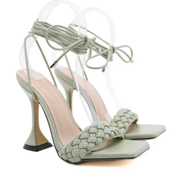 Hollow Cross-Tied Weave Sandals - Picture 3 of 6